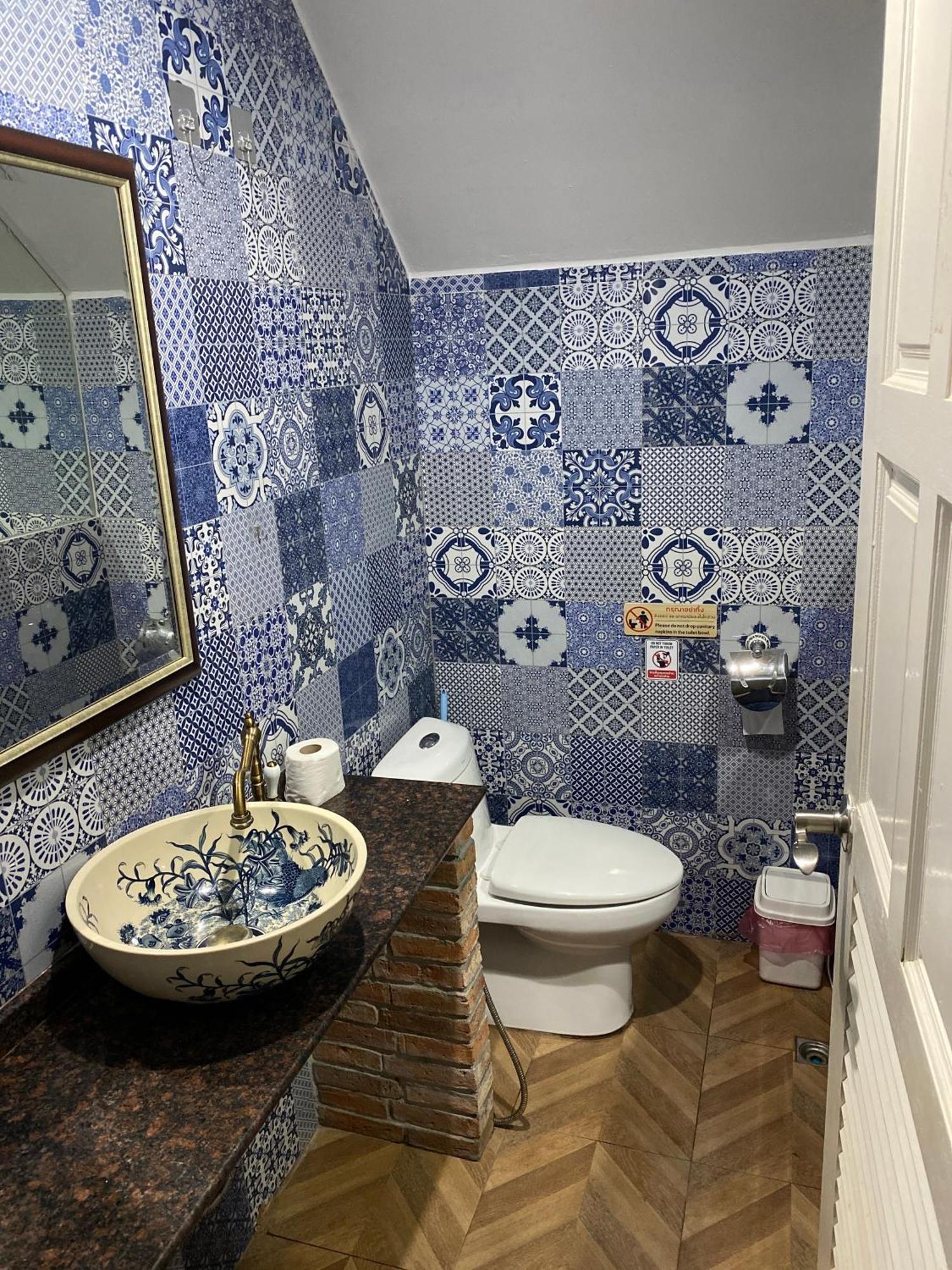 English Owned Homestay And Yoga Чалонг Екстериор снимка
