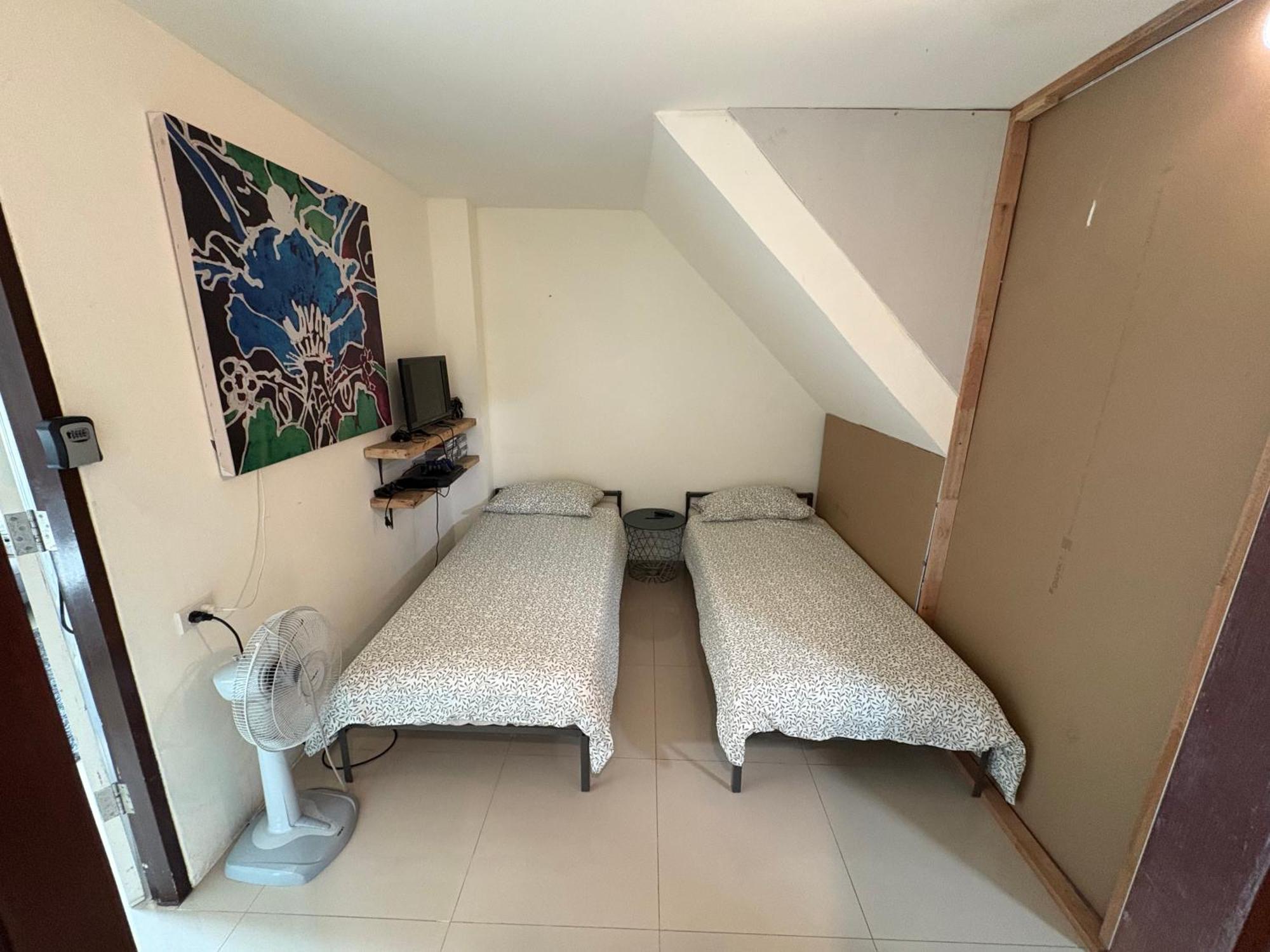 English Owned Homestay And Yoga Чалонг Екстериор снимка